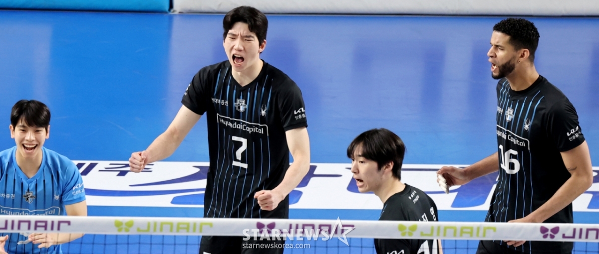 Хёндэ Хё Су Бонг аплодирует после того, как забил в четвертом матче чемпионата лиги Jin Air 2025-2026 V против Korean Air и Hyundai Capital, который прошел в гимназии Чхонан 8-го числа. /Фото = Старший репортер Кан Ён Чжо