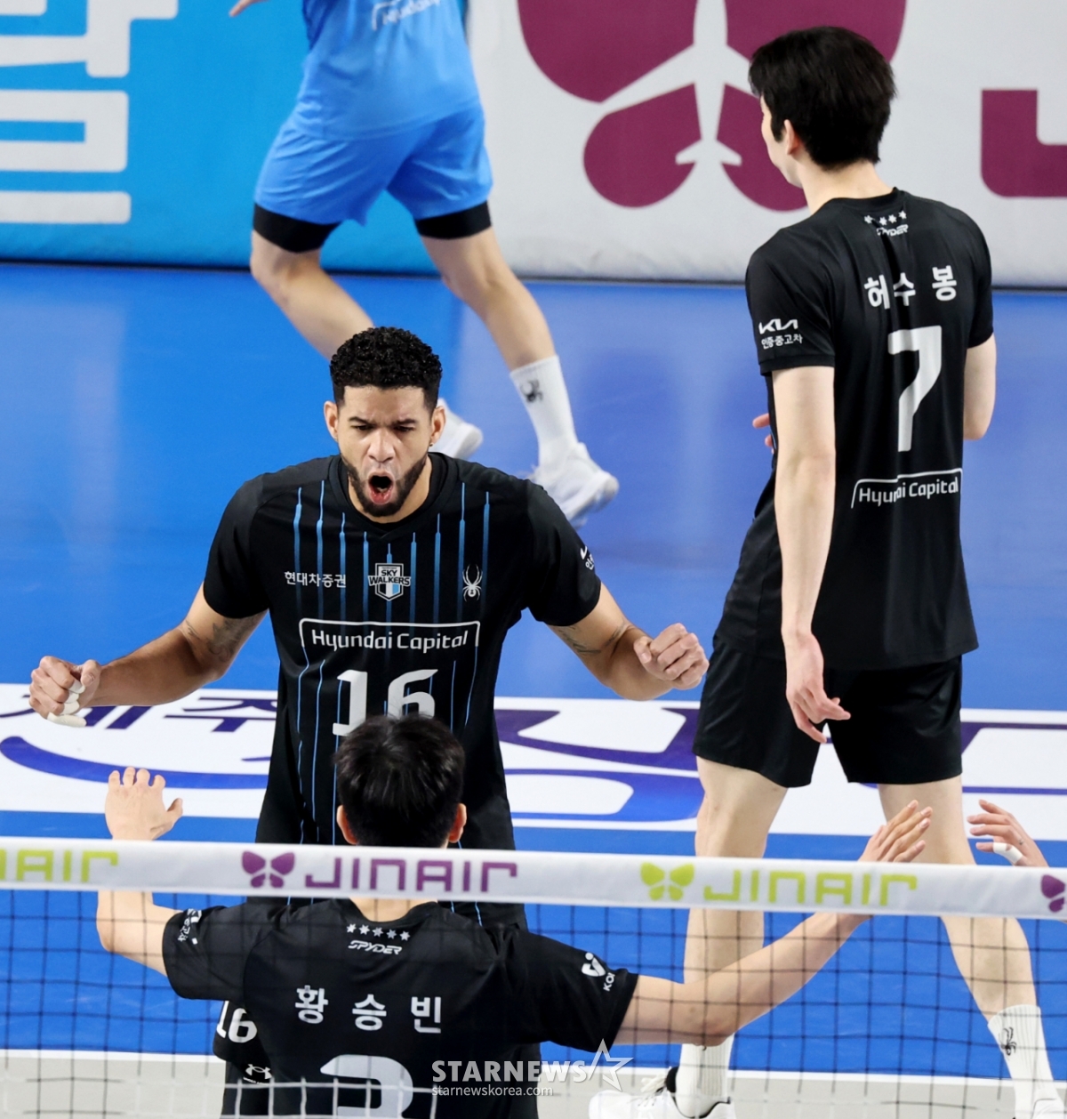 Hyundai Leo аплодирует командному побегу в четвертом матче чемпионата лиги Jin Air 2025-2026 V с Korean Air и Hyundai Capital, который состоялся в гимназии Чхонан 8-го числа. /Фото = Старший репортер Кан Ён Чжо