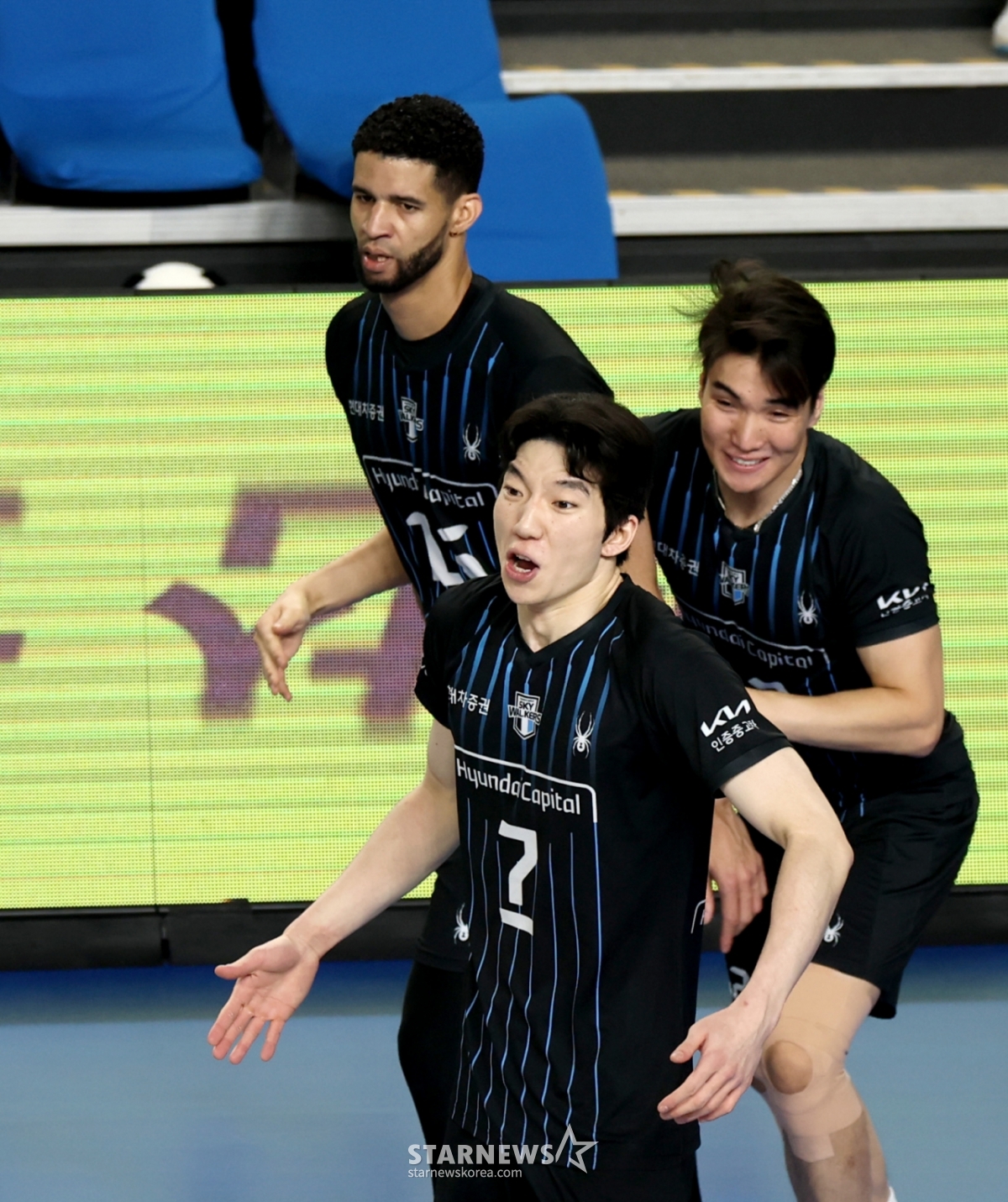 Hyundai Huh Soo-bong is cheering after winning the 3-0 shutout victory by winning the third set of the fourth round of Hyundai Capital against Korean Air in the Jin Air 2025-2026 V-League championship match at Cheonan Yoo Gwan-soon Gymnasium on the 8th. /Photo = Senior Reporter Kang Young-jo