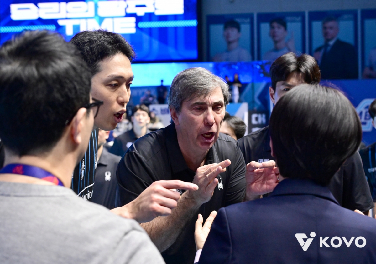 Hyundai Capital coach Philip Blanc, who is protesting the referee's decision after losing the match against Korean Air on the 4th. /Photo = Courtesy of the Korea Volleyball Federation