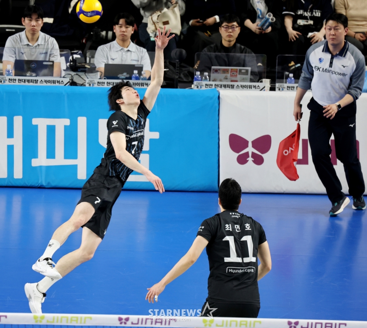 Hyundai Huh Soo-bong is saving the ball that will be taught out in the fourth game of Hyundai Capital against Korean Air in the Jin Air 2025-2026 V-League championship match held at Cheonan Yoo Gwan-soon Gymnasium on the 8th. /Photo = Senior Reporter Kang Young-jo