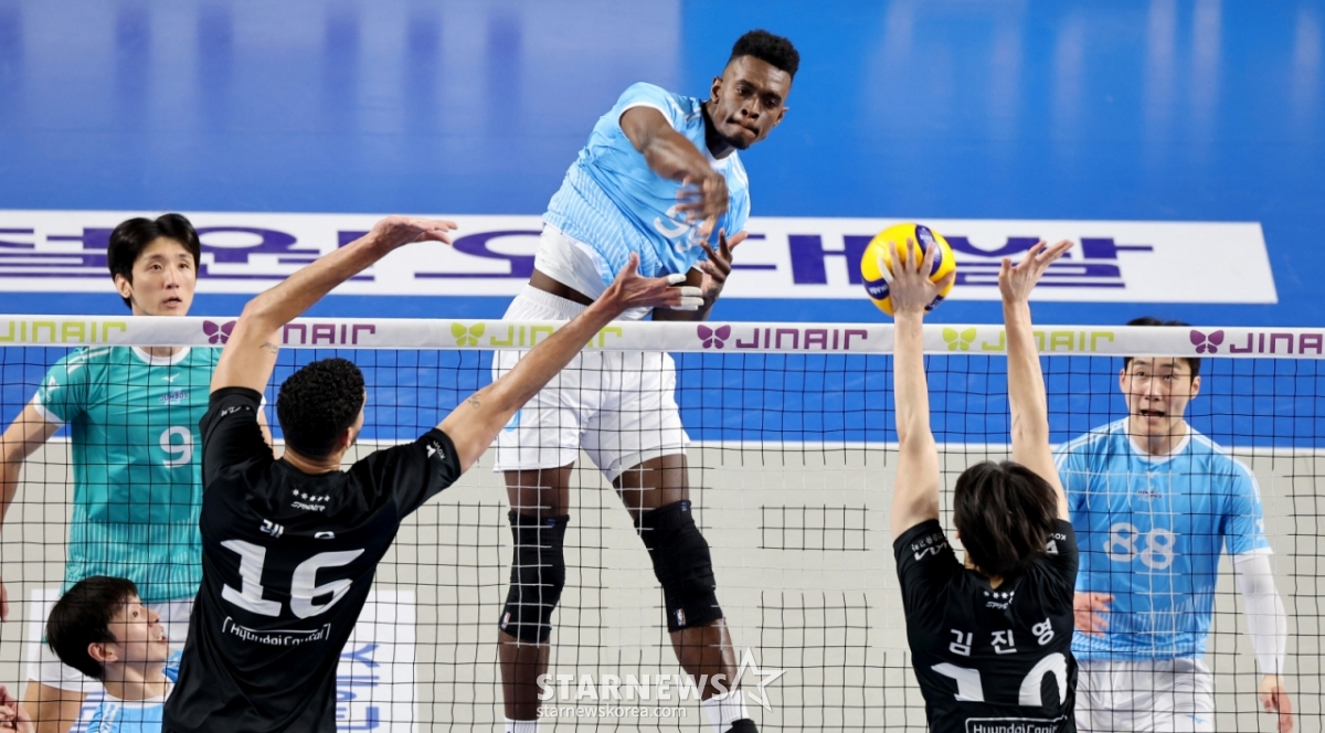 Korean Air's Maso is attempting to hit Hyundai's double blocking in the fourth round of the Jin Air 2025-2026 V-League championship match between Korean Air and Hyundai Capital at Cheonan Yoo Gwan-soon Gymnasium on the 8th. /Photo = Senior Reporter Kang Young-jo