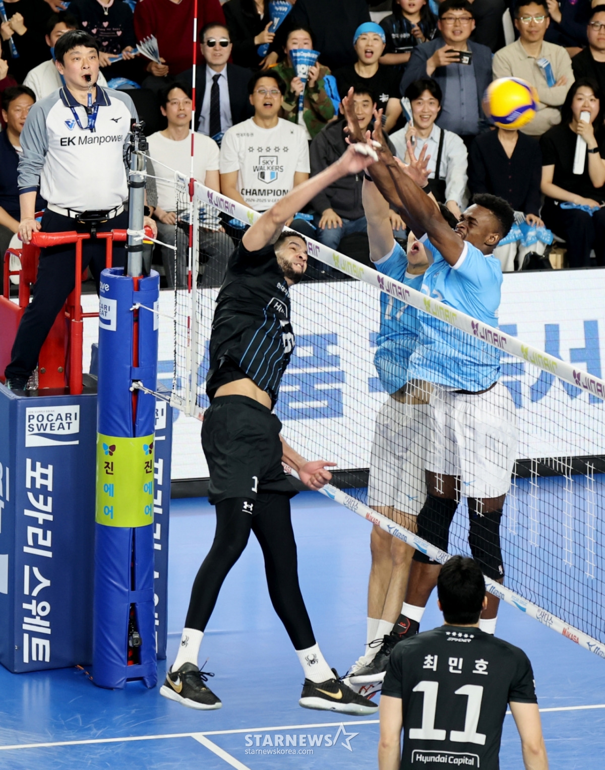 Hyundai Leo is winning the third set match point for the fourth game of Hyundai Capital against Korean Air in the Jin Air 2025-2026 V-League championship match held at Cheonan Yu Gwan-soon Gymnasium on the 8th. /Photo = Senior Reporter Kang Young-jo
