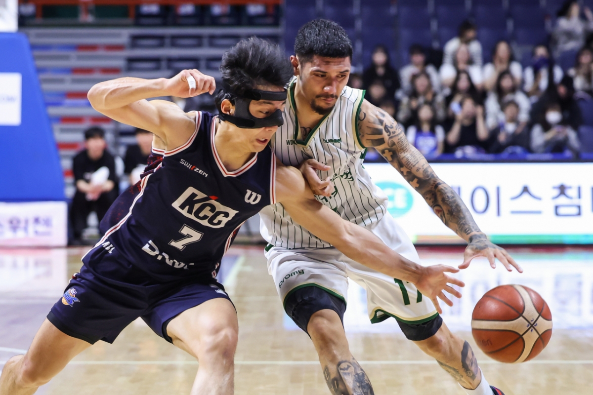 Хо Хун (слева) и Ли Сун Альбано дерутся за мяч. /Фото = Предоставлено KBL.