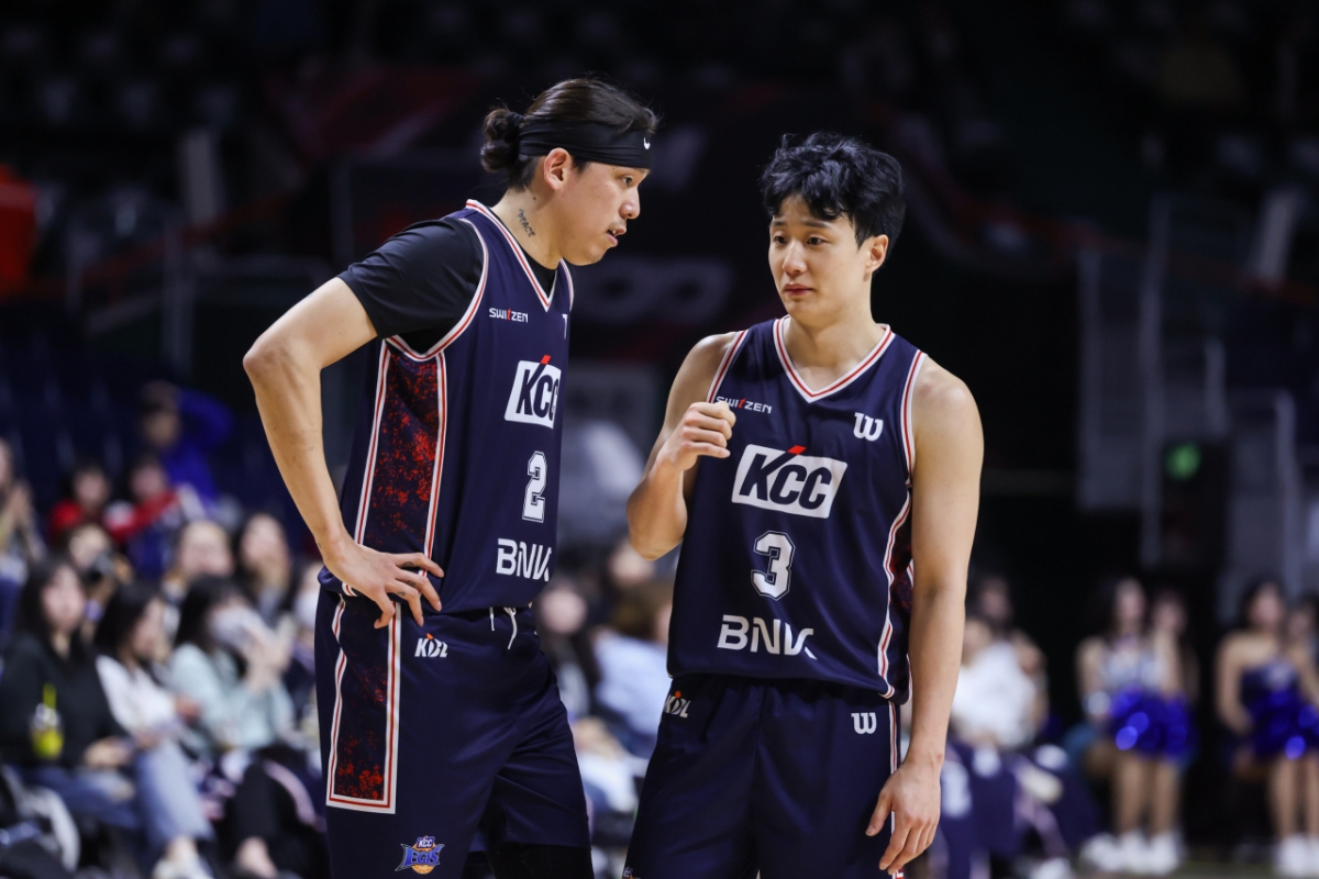 Хо Ун (справа) и Чхве Джун Ён разговаривают в Пусане. /Фото = Предоставлено KBL.