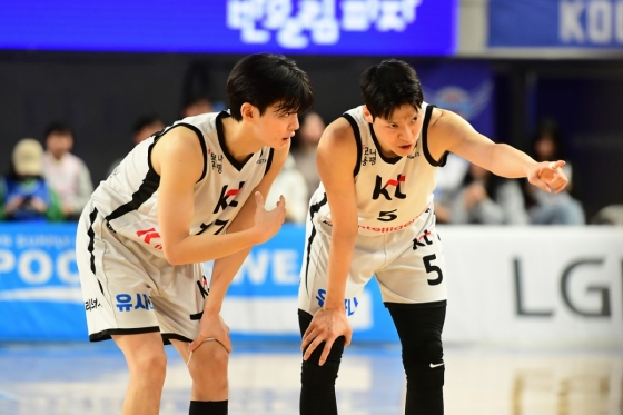 Kang Sung-wook (left) and Kim Sun-hyung. /Photo = Courtesy of KBL
