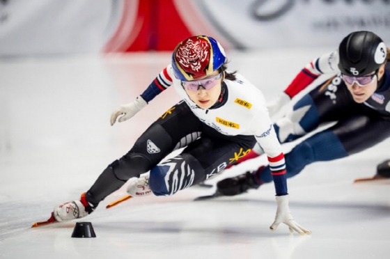 Чхве Мин Чжон (слева). /AP=Ньюс