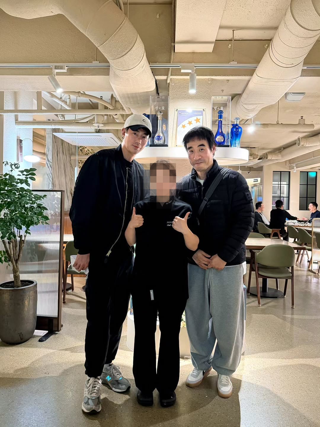 조인성, '절친' 배성우와 신사동서 포착..'AI 합성 아님'