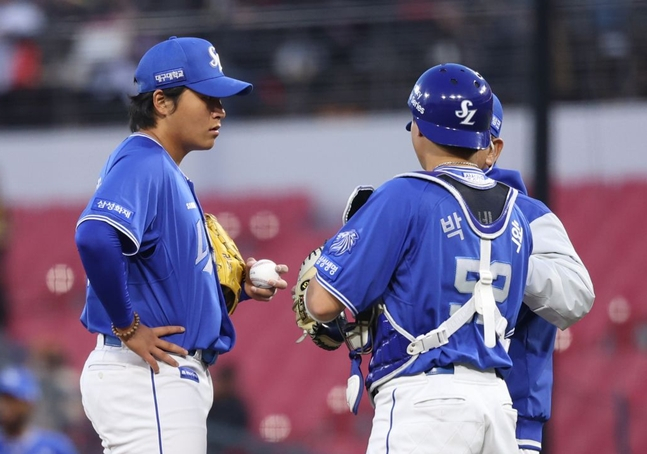李スンヒョン（左）と捕手のパク·セヒョクが会話を交わしている。 /写真=三星ライオンズ