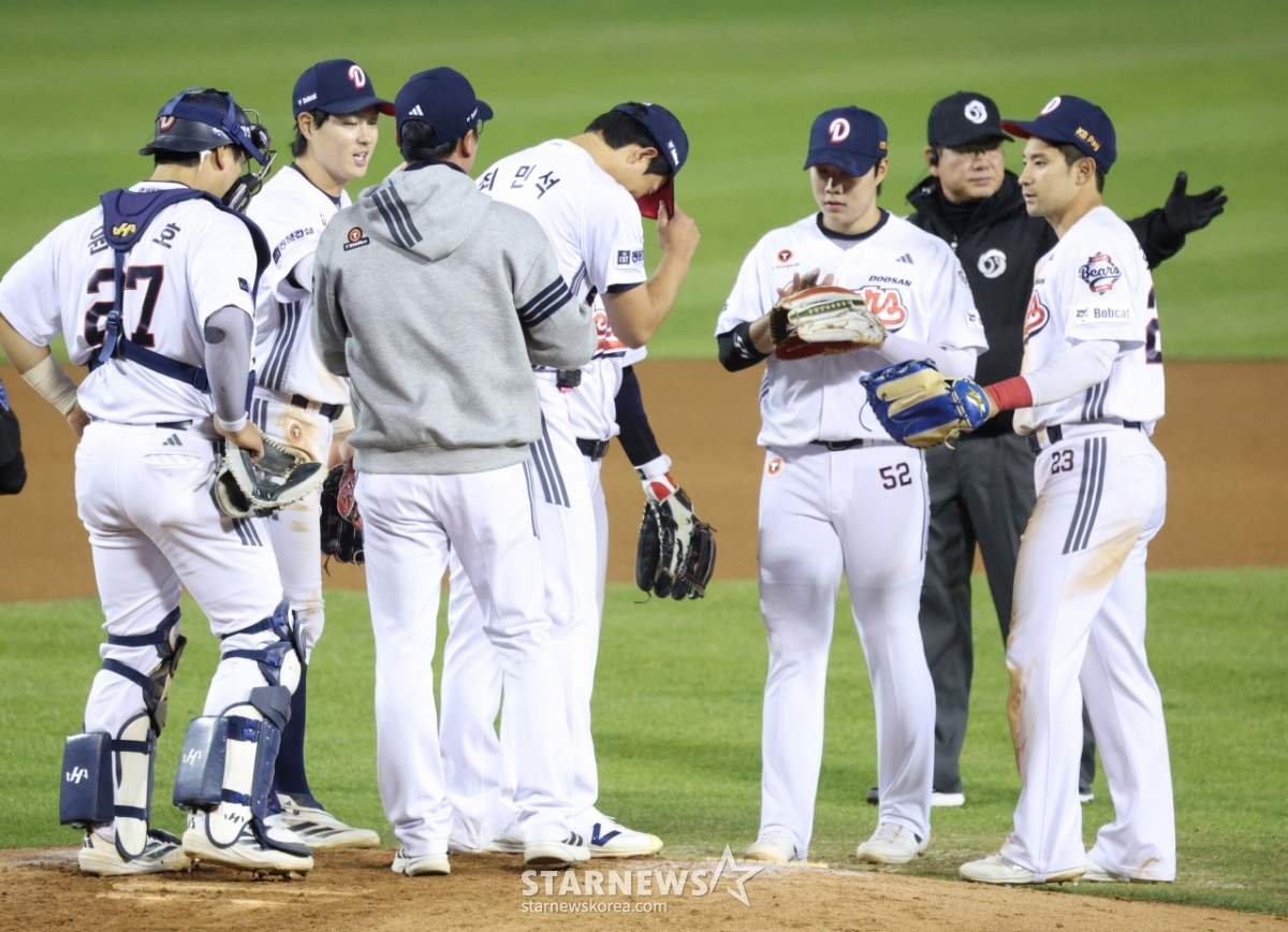 [포토] 최민석 꾸벅, 교체 인사도 공손히