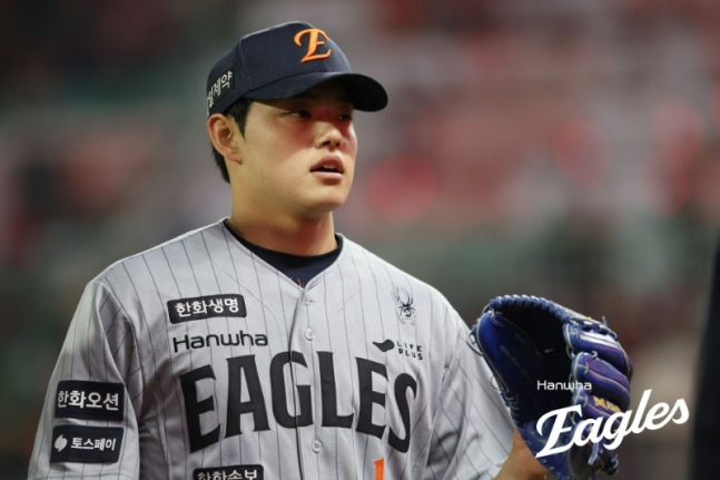 Hanwha Moon Dong-joo is heading to the dugout after the inning against SSG on the 8th. /Photo = Courtesy of Hanwha Eagles