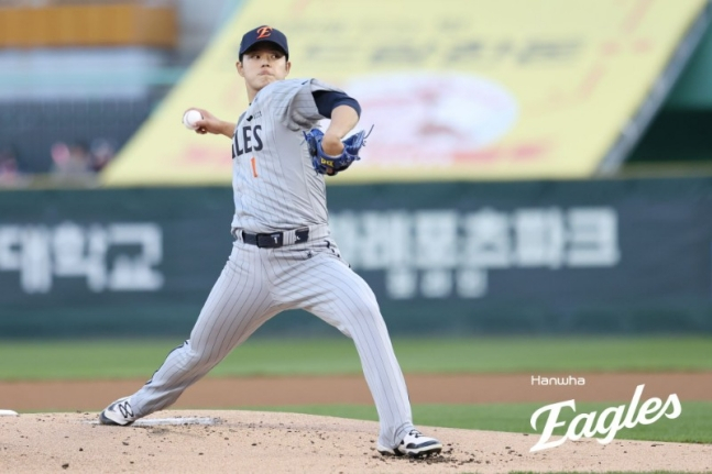 Hanwha's Moon Dong-joo is pitching in the game against SSG on the 8th. /Photo = Courtesy of Hanwha Eagles