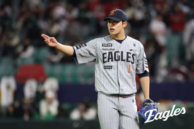 Hanwha Moon Dong-joo is thanking the fielders for their stellar defense in the match against SSG on the 8th.  /Photo = Courtesy of Hanwha Eagles