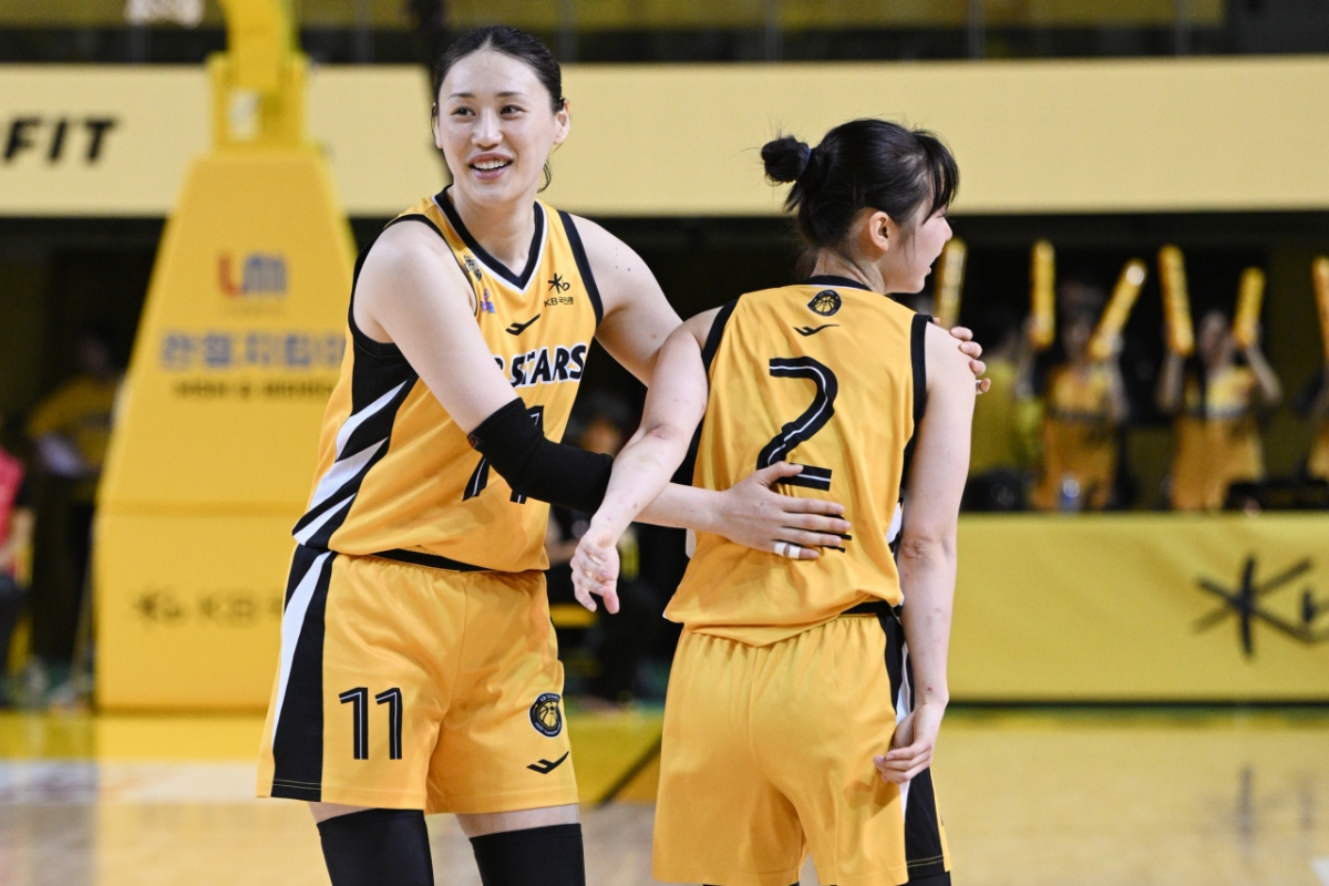 KB Stars Kang Yi-seul (left) and Heo Ye-eun. /Photo = Courtesy of WKBL