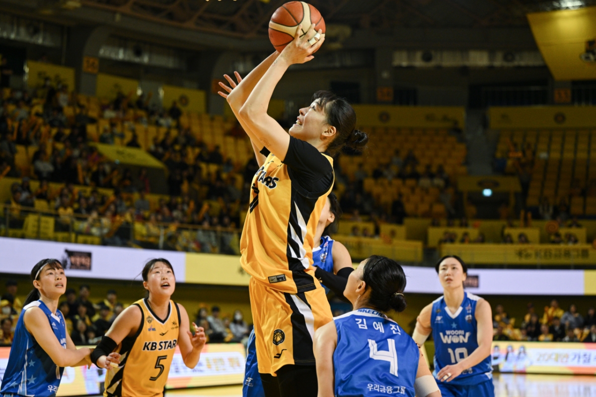 KB Stars Park Ji-soo (center) is trying to shoot under the basket. /Photo = Courtesy of WKBL