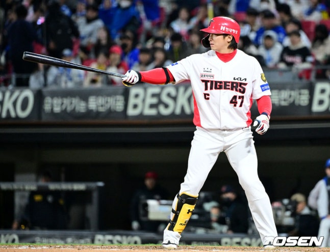 Na Sung-beom going to bat.