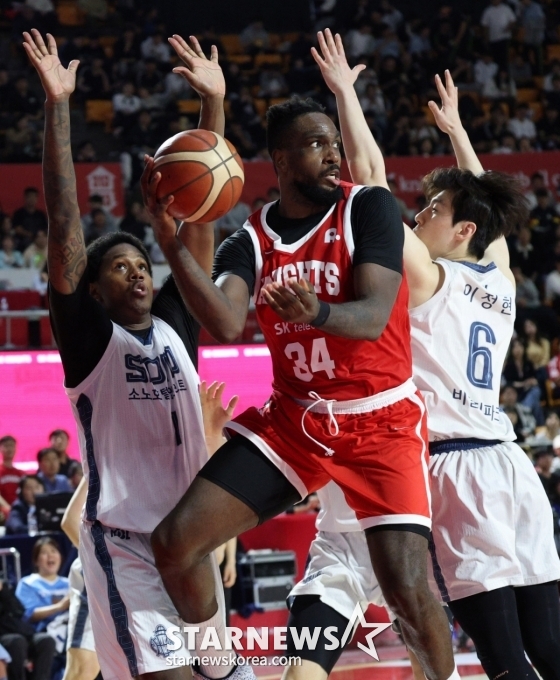 贾米尔·沃尼(中)。 =照片=金镇京。