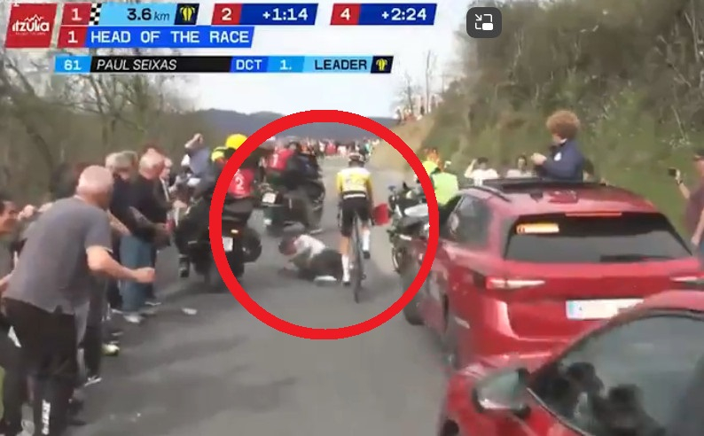 '충격' 쓰러진 관중 위로 사이클이 '쌩'... 사람 목숨보다 직진? 아수라장 된 현장 "목숨 걸고 자전거 타네"