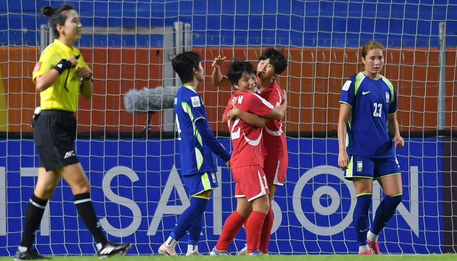 The match between South Korea (blue uniform) and North Korea in the third Group B match of the 2026 Asian Football Confederation (AFC) U-20 Women's Asian Cup held at Patum Thani Stadium in Thailand on the 8th (Korea time). /Photo = Courtesy of AFC