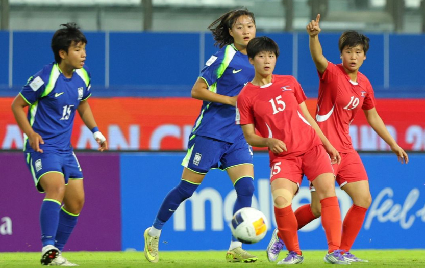 The match between South Korea (blue uniform) and North Korea in the third Group B match of the 2026 Asian Football Confederation (AFC) U-20 Women's Asian Cup held at Patum Thani Stadium in Thailand on the 8th (Korea time). /Photo = Courtesy of AFC