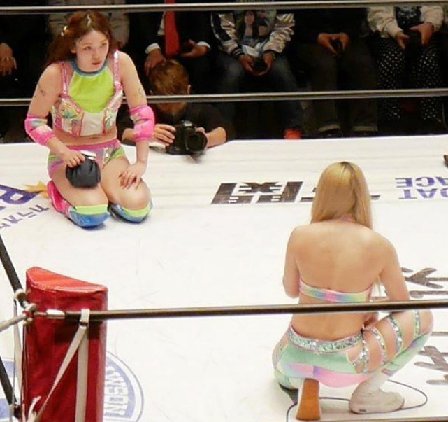 Japanese female professional wrestler Fuwa-chan (left) apologizes. /Photo = Daily Sports Source