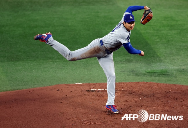 LA Dodgers' Shohei Ohtani is pitching hard against Toronto in the 2026 Major League regular season at Rogers Center in Toronto, Ontario, Canada on the 9th (Korea time)./AFPBBNews=News1