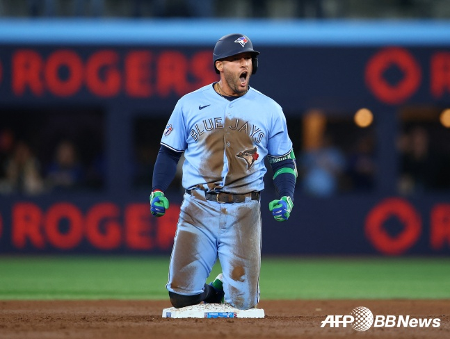 Toronto's George Springer roars after hitting a direct double to the right fence in the bottom of the seventh inning in a home game against the Los Angeles Dodgers in the 2026 Major League regular season at Rogers Center in Toronto, Ontario, Canada on the 9th (Korea time)./AFPBBNews=News1