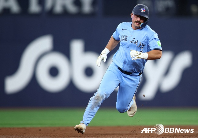 Toronto's David Schneider runs in a home game against the Los Angeles Dodgers in the 2026 Major League regular season at Rogers Center in Toronto, Ontario, Canada on the 9th (Korea time)./AFPBBNews=News1