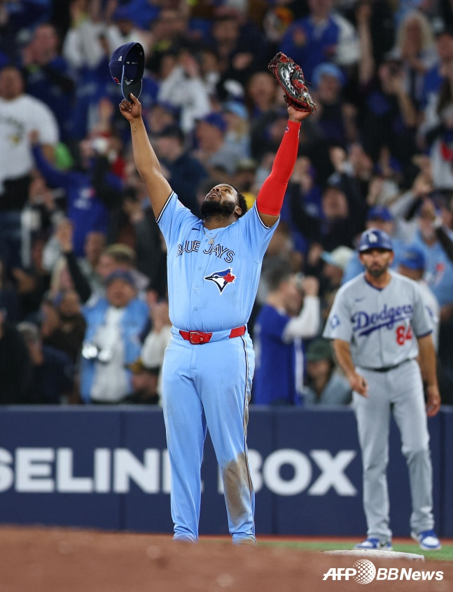 Toronto's Vladimir Guerrero Jr. is happy to hold the last out count to confirm the victory in the home game against the Los Angeles Dodgers in the 2026 Major League regular season at Rogers Center in Toronto, Ontario, Canada on the 9th (Korea time)./AFPBBNews=News1