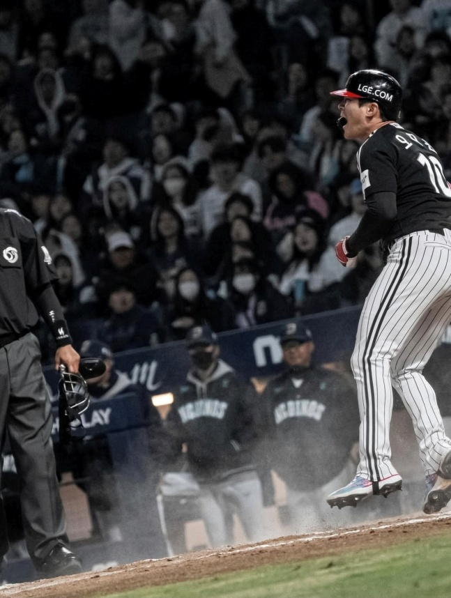 8日,在昌原NC公园举行的2026新韩SOL KBO联赛常规赛NC Dinos队客场比赛中,LG队的吴志焕在第8回合初2人出局2人在垒的情况下击出本垒打,正在咆哮。 =照片=LG twins提供。