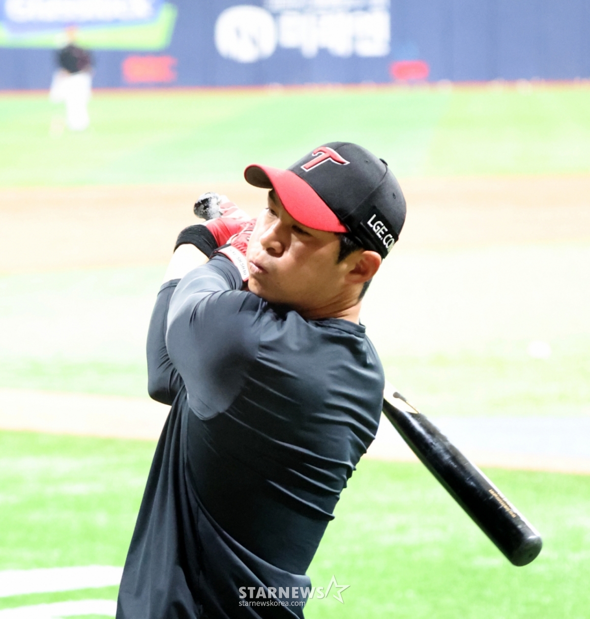 4日,LG游击手吴志焕在高尺天空巨蛋体育场举行的2026KBO联赛Kiwoom Heroes队与LG双子队的比赛之前,正在进行击球训练。 吴志焕的安打率为6分之7,赛季开始处于低潮。 =图为,2026.04.03./高级记者姜英祖。