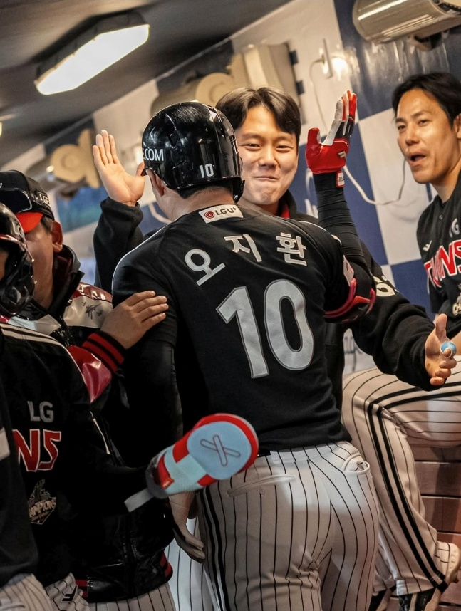 8日,在昌原NC公园举行的2026新韩SOL KBO联赛常规赛NC Dinos队客场比赛中,LG队的吴志焕在第8回合初2人出局2人在垒的情况下击出本垒打,正在接受祝贺。 =照片=LG twins提供。