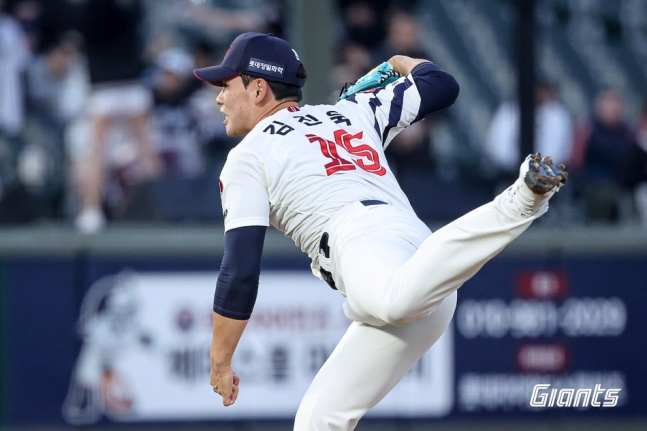 Лотте Ким Джин Ук борется с КТ в домашнем матче регулярного сезона 2026 Shinhan SOL KBO League, который состоялся на бейсбольном стадионе Саджик в Пусане 8-го числа. /Фото = Предоставлено Lotte Giants