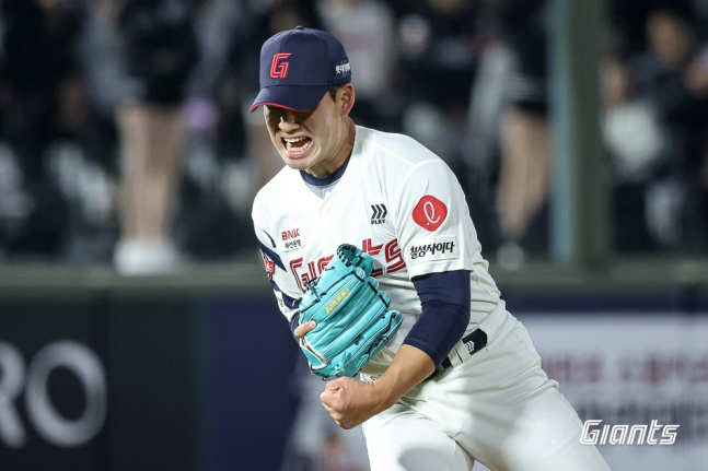 Лотте Ким Джин Ук ревет в домашнем матче против КТ в регулярном сезоне 2026 Shinhan SOL KBO League, который состоялся на бейсбольном стадионе Саджик в Пусане 8-го числа. /Фото = Предоставлено Lotte Giants