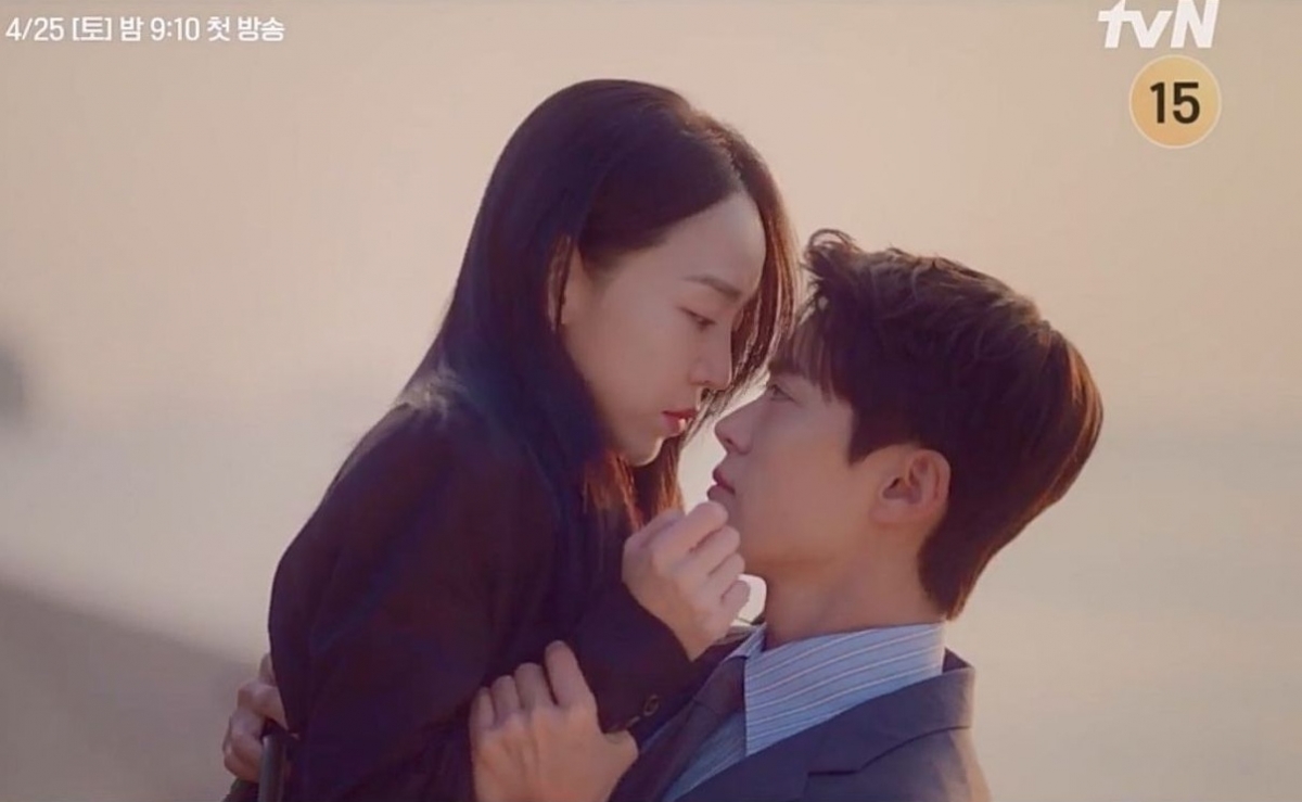 Từ trái sang phải: Shin Hye Sun, Gong Myung/Ảnh = tvN thầm cảm ơn