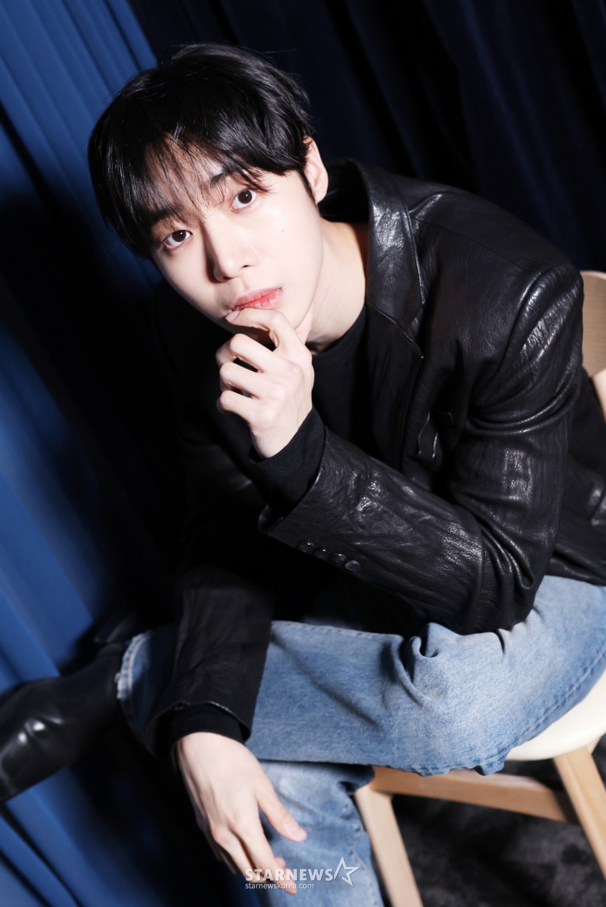 =演员秋英宇接受AAA获奖者公司内部采访。