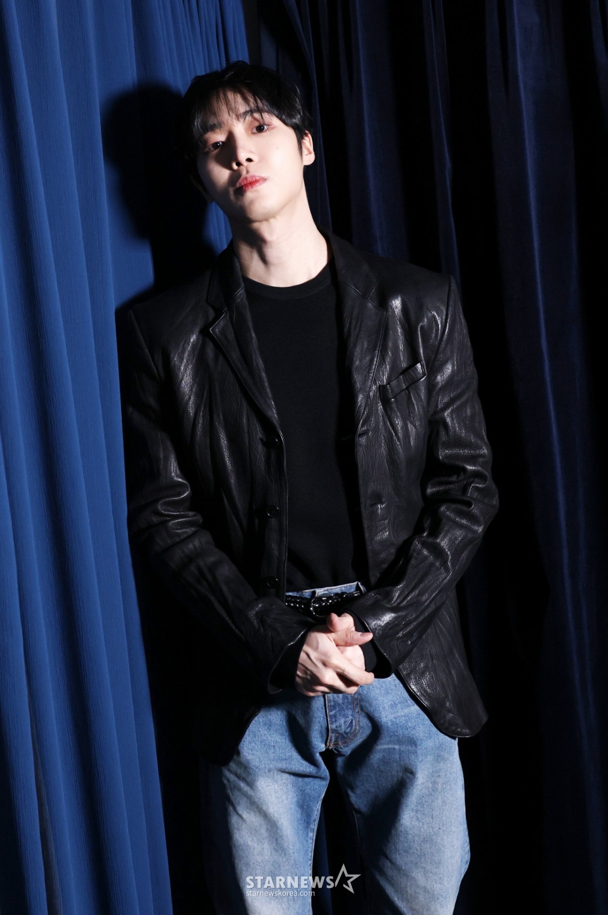 =演员秋英宇接受AAA获奖者公司内部采访。