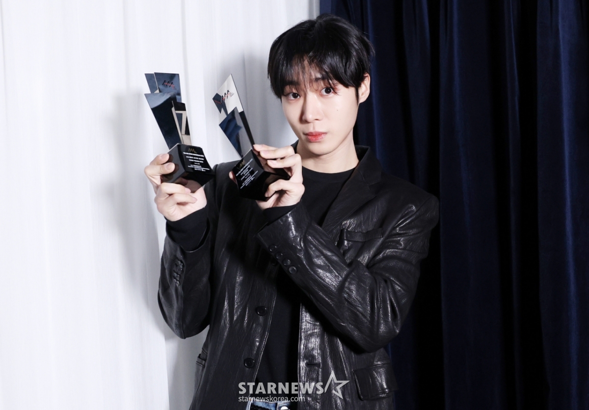 =演员秋英宇接受AAA获奖者公司内部采访。