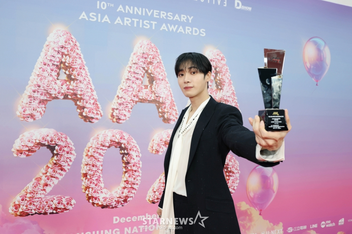 6日,演员秋英宇在高雄国家体育场举行的明星新闻主办的"10周年亚洲艺术家大奖2025(10th Anniversary Asia Artist Awards 2025,《10周年AAA 2025》"上获得演员部门AAA图标奖后,正摆出造型,供记者们拍照。   12月6日~7日两天在高雄国家体育场举行的"10周年亚洲艺术家大奖2025(10th Anniversary Asia Artist Awards 2025,《10周年AAA 2025》"和Festa"ACON 2025"将通过MTN(Money Today)和Weverse(Weverse)分别通过电视和网络流媒体进行现场直播。  /2025.12.06/照片=李东勋 photoguy@