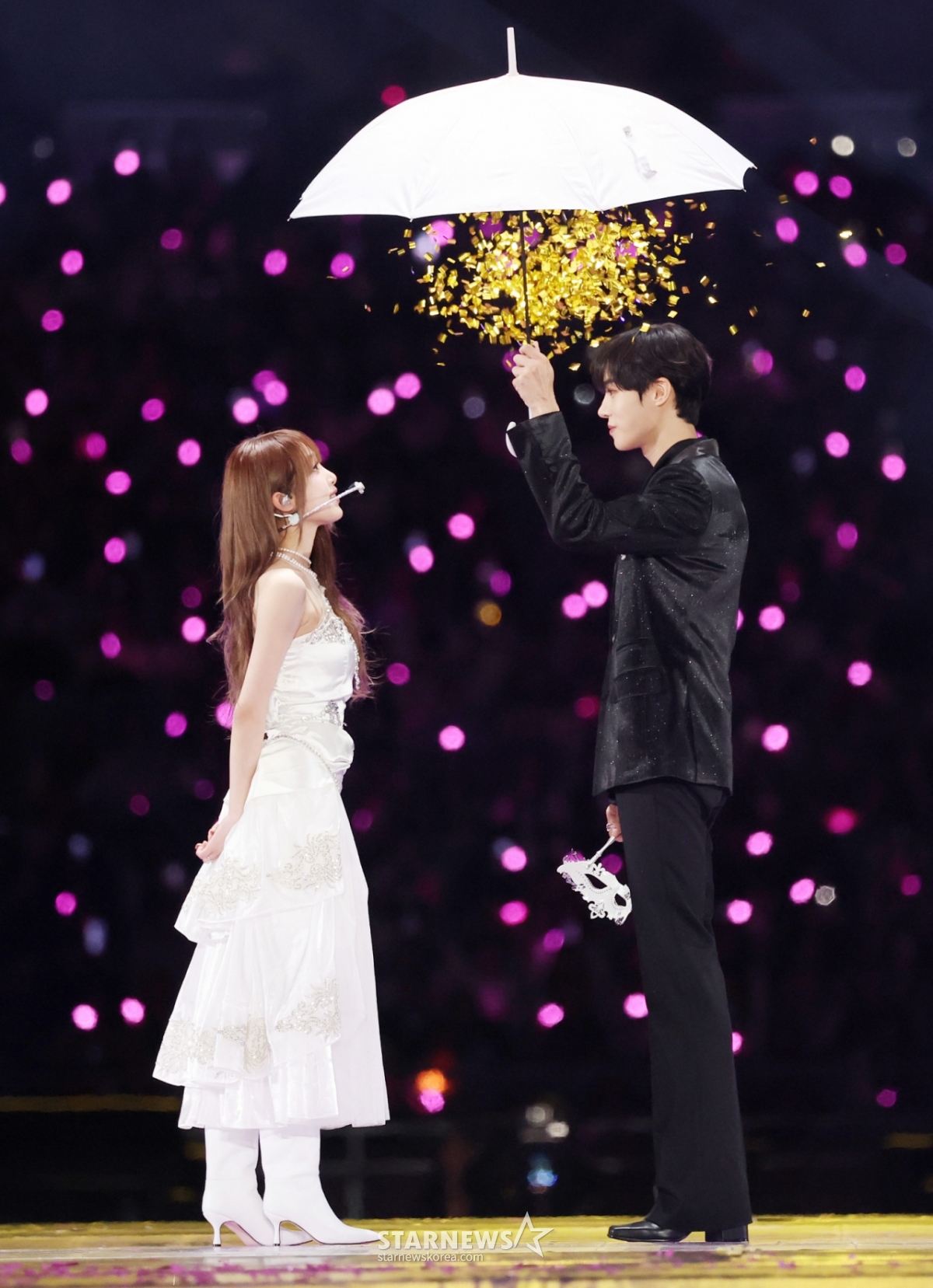 Singer Choi Ye-na and actor Chu Young-woo are performing great performances at the "10th Anniversary Asian Artist Awards 2025 and "10th Anniversary AAA 2025" hosted by Star News at Kaohsiung National Stadium on the 6th.  The 10th Anniversary Asian Artist Awards 2025 (10th Anniversary Asian Artist Awards 2025 and 10th Anniversary AAA 2025), which will be held at Kaohsiung National Stadium from December 6 to 7, will be broadcast live on TV and online streaming through MTN (Money Today Broadcasting) and Weverse, respectively. /2025.12.06 / Photo = Kim Hwi-seon hwijpg@