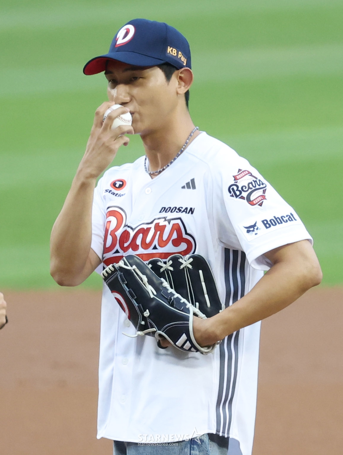 25日、新韓（シンハン）SOLBankKBOリーグの斗山（トゥサン）ベアーズ対三星（サムスン）ライオンズの試合が28日、ソウル蚕室（チャムシル）野球場で行われた。  俳優のチャン·ヨンウォンが斗山の勝利祈願の始球式をしている。 TvNドラマ「安いです」 「千里馬マート」でデビューしたチャン·ヨンウォンは斗山ベアーズの内野手イム·ジョンソンがチャン·ヨンウォンに似た形でファンの間で話題になっている。 /写真=キム·ジンギョン kim.jinkyung@