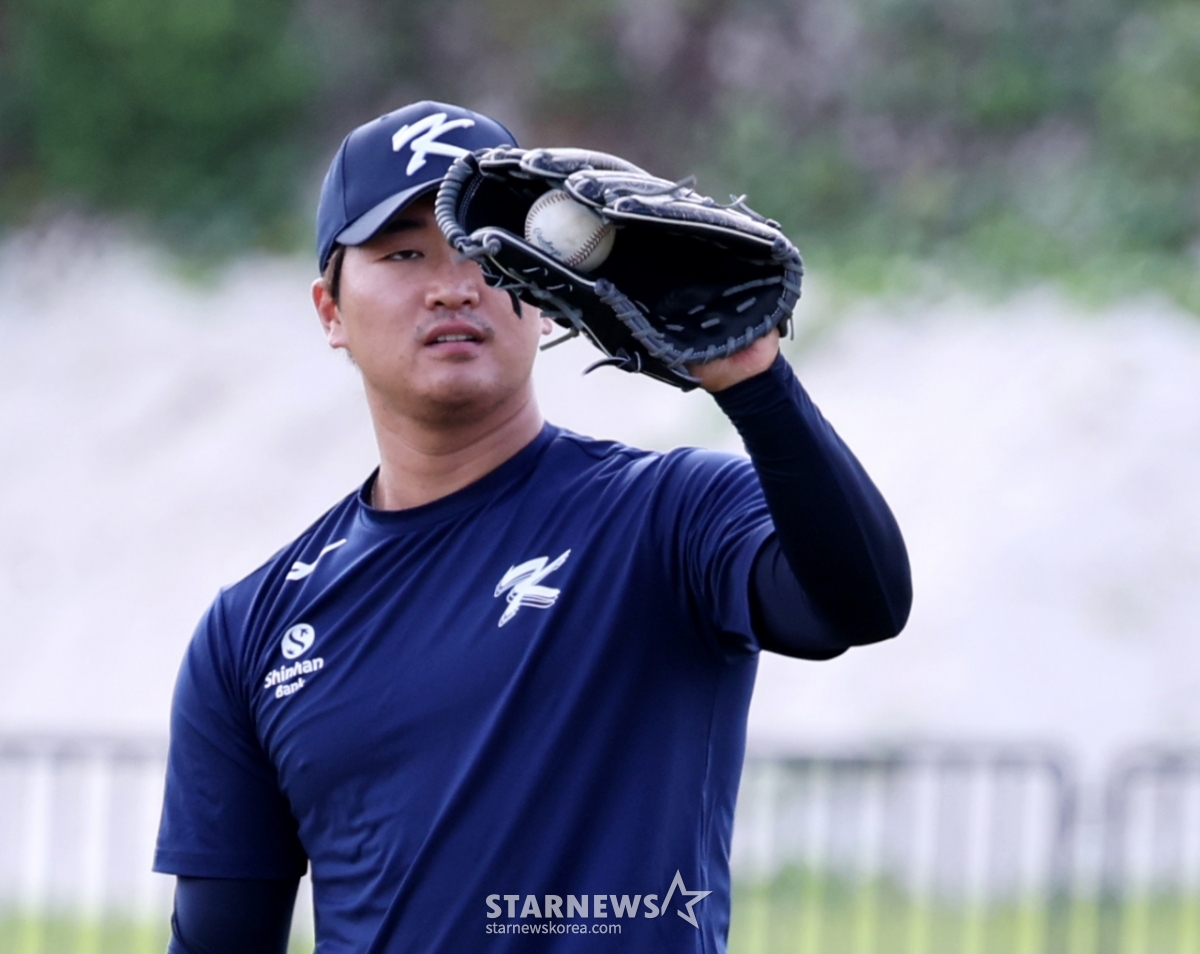 Cầu thủ ném bóng của đội tuyển bóng chày quốc gia Go Woo-suk đang khởi động trong buổi huấn luyện ngày thứ 5 được tổ chức tại phức hợp thể thao Ollei ở Saipan vào ngày 14. Cầu thủ ném bóng của đội tuyển bóng chày quốc gia ngày 14 tháng 1 năm 2026.01.14 Go Woo Seok đang khởi động trong buổi huấn luyện ngày thứ 5 được tổ chức tại phức hợp thể thao Ollei ở Saipan vào ngày 14. 2026.01.14 /Ảnh = Phóng viên cao cấp Kang Young Jo