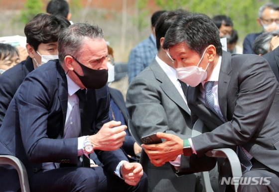Chung Mong-kyu (right), president of the Korea Football Association, and head coach Paulo Bento talk at the groundbreaking ceremony of the Korea Football Center in Gasan-ri, Ipjang-myeon, Cheonan-si, Chungcheongnam-do, on April 29, 2022. /Photo = Newsis