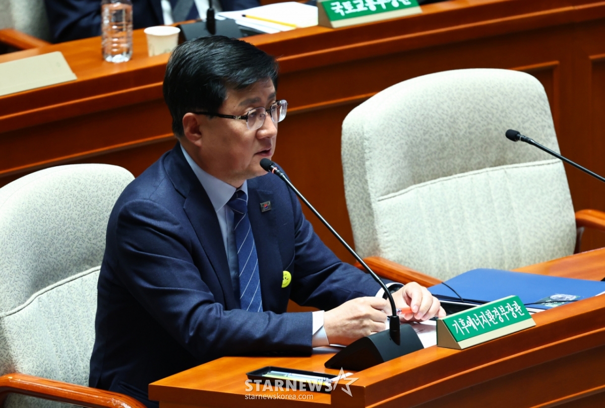 김성환 기후부 장관, "전기차 보조금 배점 다시 검토하겠다"