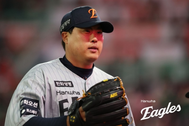 ハンファのリュ·ヒョンジンが7日、SSG戦で好投を繰り広げた後、ダッグアウトに向かっている。 /写真=ハンファ·イーグルス提供