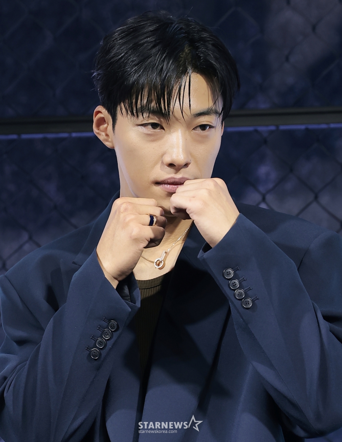 (ソウル=ニュース1)クォン·ヒョンジン記者=俳優ウ·ドハンが31日午前、ソウル中区アンバサダーソウルプルマンホテルで開かれた「猟犬たち」シーズン2(脚本キム·ジュファン/演出キム·ジュファン)製作発表会でポーズを取っている。 「猟犬たち」シーズン2は極悪非道な不法消費者金融グループを殴り取ったゴンウ(ウ·ドファン分)とウジン(以上この分)が金と暴力が支配するグローバル不法ボクシングリーグを相手にもう一度痛快なフックを飛ばす話だ。 2026.3.31/ニュース1 Copyright © ニュース1. All rights reserved. 無断転載及び再配布、AI学習利用禁止。 /写真=(ソウル=ニュース1)クォン·ヒョンジン記者