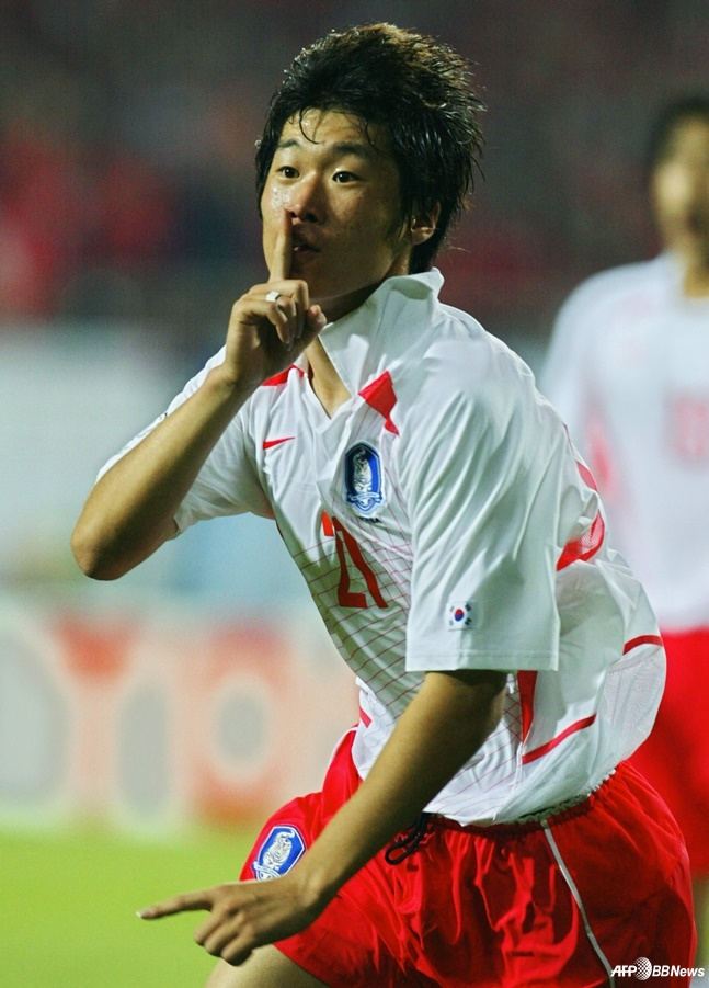 Park Ji-sung is celebrating the goal after scoring the winning goal in the third group match of the 2002 Korea-Japan World Cup against Portugal. /AFPBBNews=News1
