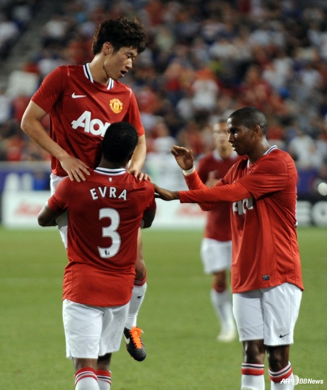 Park Ji-sung (left) and Patrice Evra (third) during the Manchester United period. /AFPBBNews=News1