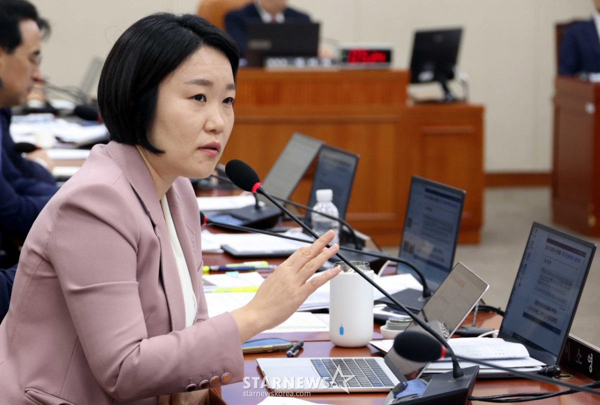 [Seoul = Newsis] Reporter Cho Sung-bong = Rep. Lee So-young of the Democratic Party of Korea asks questions at a comprehensive audit of the Bank of Korea, the National Tax Service, and the Korea Customs Service held at the National Assembly's Strategy and Finance Committee in Yeouido, Seoul, on the afternoon of the 29th. 2025.10.29. suncho21@newsis.com / Photo = Cho Sung-bong