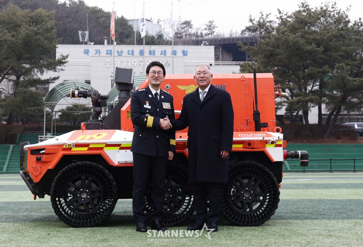 (Namyangju = News1) Reporter Kim Min-ji = Hyundai Motor Group Chairman Chung Eui-sun takes a commemorative photo with acting Fire Chief Kim Seung-ryong at the Hyundai Motor Group and Fire Department's unmanned firefighting robot donation ceremony held at 119 Special Rescue Team in Namyangju, Gyeonggi Province on the 24th.  Copyright © News 1. All rights reserved. Reproduction and redistribution without permission, no use of AI learning. /Photo = (Namyangju = News 1) Reporter Kim Min-ji